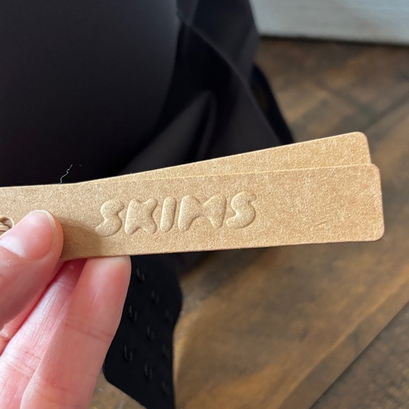 SKIMS Classic Black BALCONETTE push up bra - Picture 8 of 10